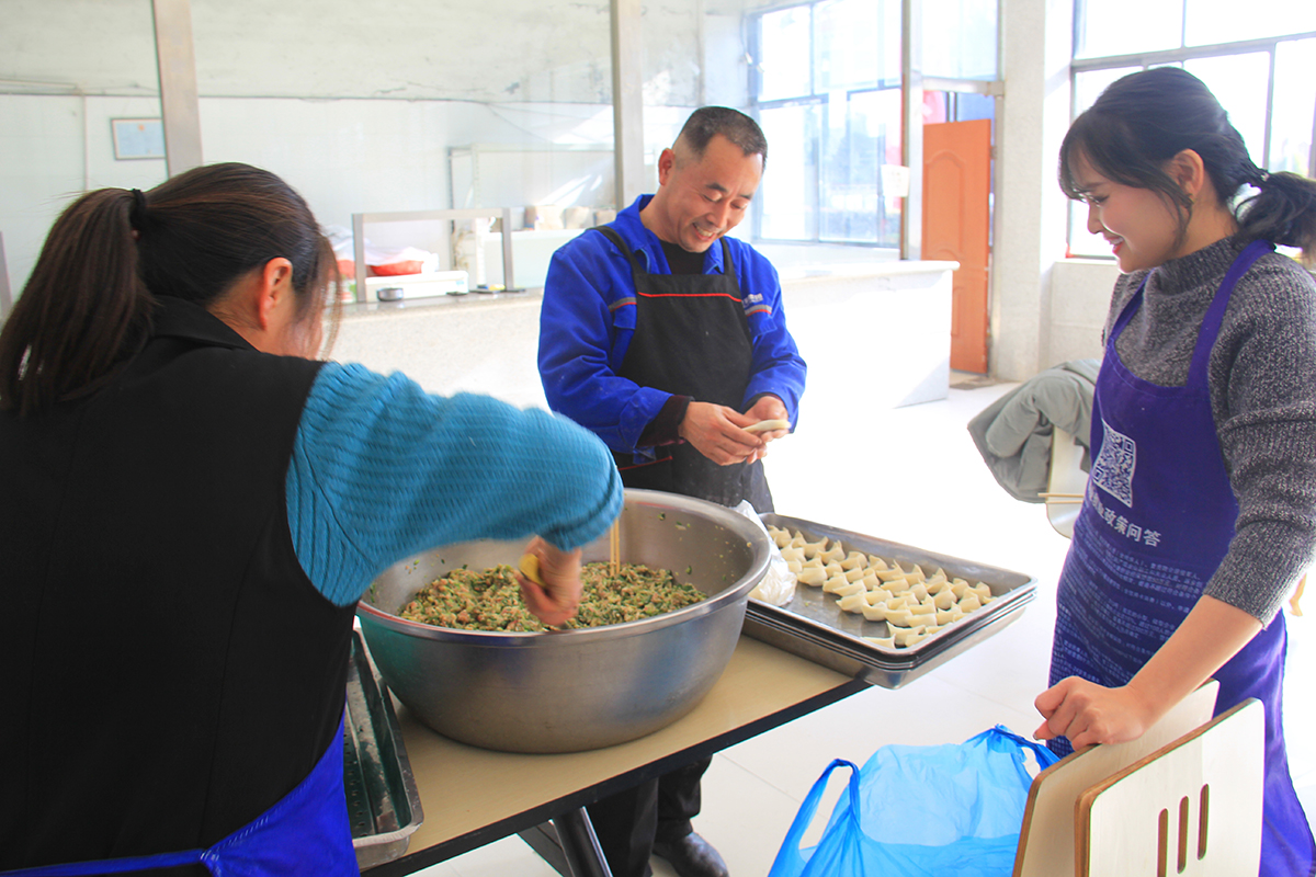 豪家集團(tuán)丨“情暖冬至，溫暖豪家”冬至包餃子活動1